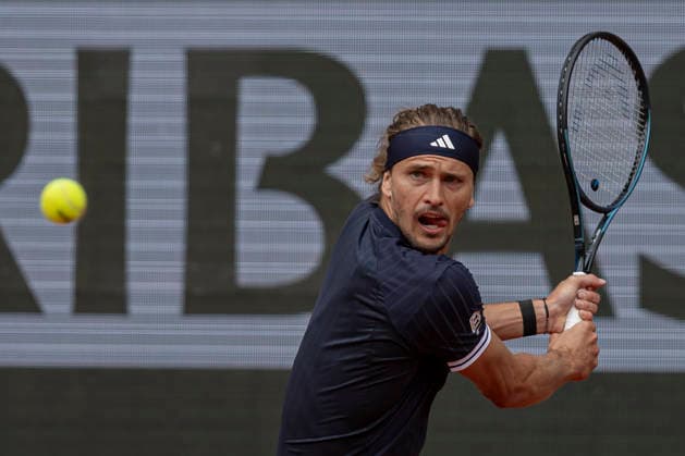 2026 French Open - Day Thirteen Alexander Zverev returns the ball against Jakub Mensik during the Roland Garros Grand Slam Tournament on Day 13 in Paris, France, on June 5, 2026. Paris France  Copyright: xRobertxSzaniszlox originalFilename:szaniszlo-notitle260605_nporo.jpg