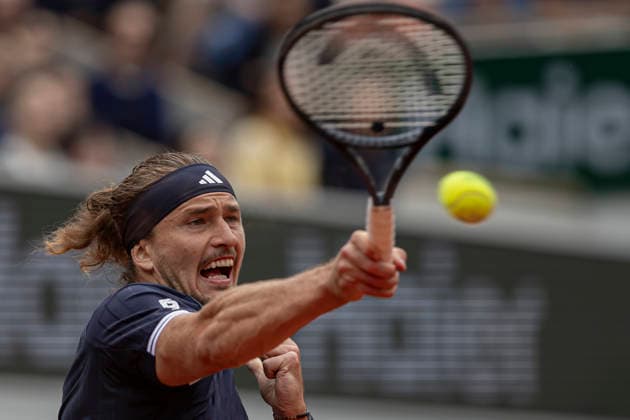 2026 French Open - Day Thirteen Alexander Zverev returns the ball against Jakub Mensik during the Roland Garros Grand Slam Tournament on Day 13 in Paris, France, on June 5, 2026. Paris France  Copyright: xRobertxSzaniszlox originalFilename:szaniszlo-notitle260605_npEnN.jpg