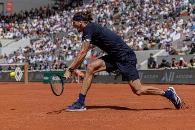 2026 French Open - Day Thirteen Alexander Zverev returns the ball against Jakub Mensik during the Roland Garros Grand Slam Tournament on Day 13 in Paris, France, on June 5, 2026. Paris France  Copyright: xRobertxSzaniszlox originalFilename:szaniszlo-notitle260605_npjbF.jpg