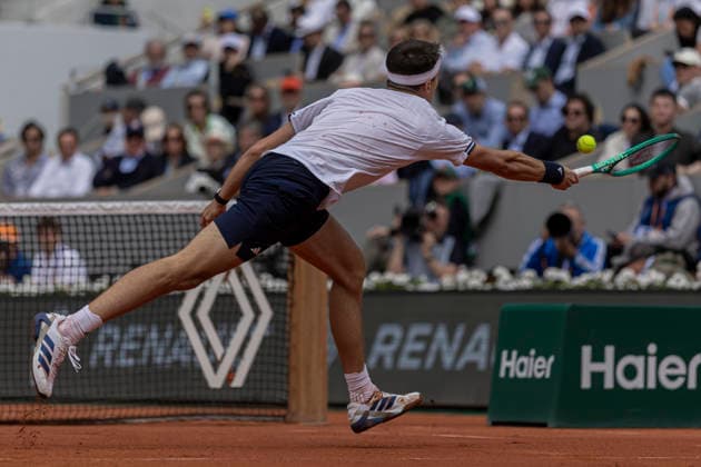 2026 French Open - Day Thirteen Jakub Mensik returns the ball against Alexander Zverev at the Roland Garros Grand Slam Tournament in Paris, France, on June 5, 2026. Paris France  Copyright: xRobertxSzaniszlox originalFilename:szaniszlo-notitle260605_npT8t.jpg