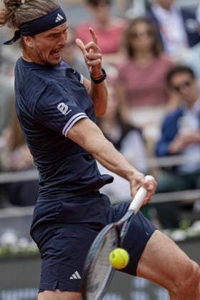 2026 French Open - Day Thirteen Alexander Zverev returns the ball against Jakub Mensik during the Roland Garros Grand Slam Tournament on Day 13 in Paris, France, on June 5, 2026. Paris France  Copyright: xRobertxSzaniszlox originalFilename:szaniszlo-notitle260605_npa7t.jpg