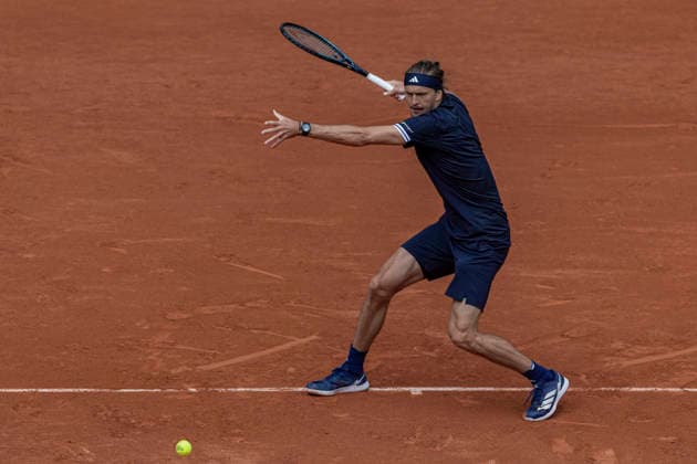 2026 French Open - Day Thirteen Alexander Zverev returns the ball against Jakub Mensik during the Roland Garros Grand Slam Tournament on Day 13 in Paris, France, on June 5, 2026. Paris France  Copyright: xRobertxSzaniszlox originalFilename:szaniszlo-notitle260605_npFAo.jpg
