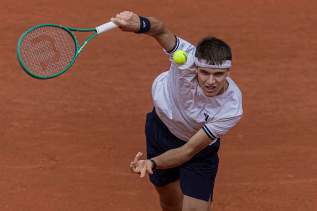 2026 French Open - Day Thirteen Jakub Mensik serves against Alexander Zverev during the Roland Garros Grand Slam Tournament on June 5, 2026, in Paris, France. Paris France  Copyright: xRobertxSzaniszlox originalFilename:szaniszlo-notitle260605_npkPk.jpg