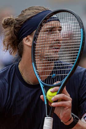 2026 French Open - Day Thirteen Alexander Zverev serves against Jakub Mensik during Day 13 of the Roland Garros Grand Slam Tournament on June 5, 2026, in Paris, France. Paris France  Copyright: xRobertxSzaniszlox originalFilename:szaniszlo-notitle260605_npTqo.jpg