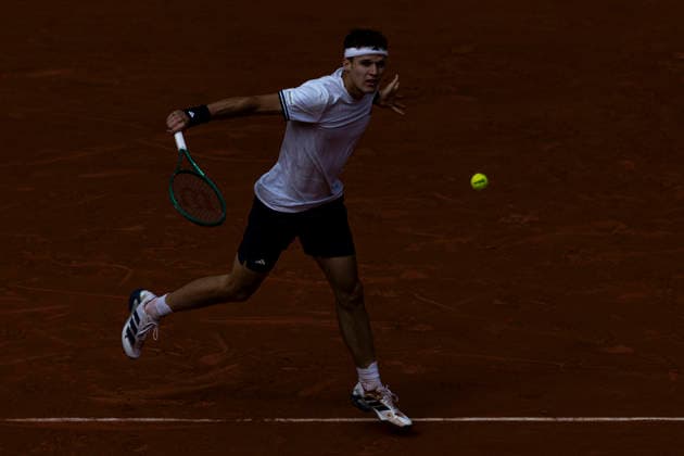 2026 French Open - Day Thirteen Jakub Mensik returns the ball against Alexander Zverev at the Roland Garros Grand Slam Tournament in Paris, France, on June 5, 2026. Paris France  Copyright: xRobertxSzaniszlox originalFilename:szaniszlo-notitle260605_np4dd.jpg