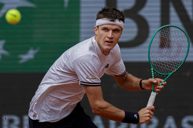 2026 French Open - Day Thirteen Jakub Mensik returns the ball against Alexander Zverev at the Roland Garros Grand Slam Tournament in Paris, France, on June 5, 2026. Paris France  Copyright: xRobertxSzaniszlox originalFilename:szaniszlo-notitle260605_npHBV.jpg