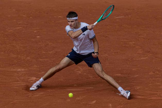 2026 French Open - Day Thirteen Jakub Mensik returns the ball against Alexander Zverev at the Roland Garros Grand Slam Tournament in Paris, France, on June 5, 2026. Paris France  Copyright: xRobertxSzaniszlox originalFilename:szaniszlo-notitle260605_npKuW.jpg