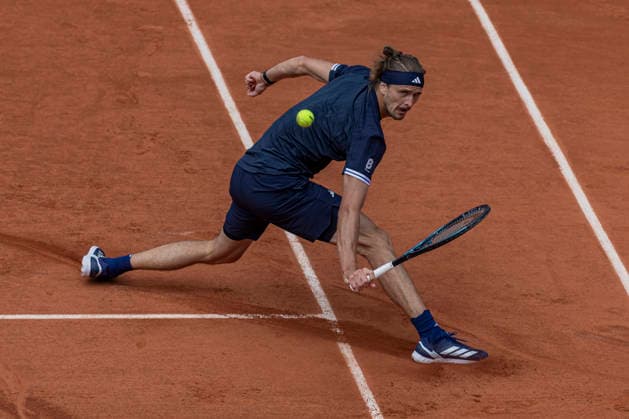 2026 French Open - Day Thirteen Alexander Zverev returns the ball against Jakub Mensik during the Roland Garros Grand Slam Tournament on Day 13 in Paris, France, on June 5, 2026. Paris France  Copyright: xRobertxSzaniszlox originalFilename:szaniszlo-notitle260605_npvUs.jpg