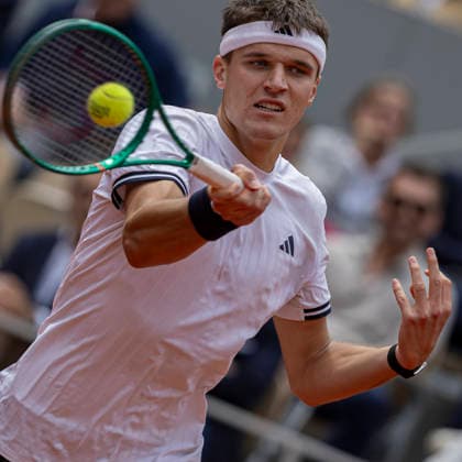 2026 French Open - Day Thirteen Jakub Mensik returns the ball against Alexander Zverev at the Roland Garros Grand Slam Tournament in Paris, France, on June 5, 2026. Paris France  Copyright: xRobertxSzaniszlox originalFilename:szaniszlo-notitle260605_npY4f.jpg