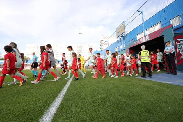 The teams are walking onto the pitch during the FIFA Women s World Cup Brazil 2027 Qualifiers League B, Group B3 Matchday 5 match between Portugal and Latvia at Estadio Antonio Coimbra da Mota on June 5, 2026, in Estoril, Portugal Copyright: JoaquimxFerreira