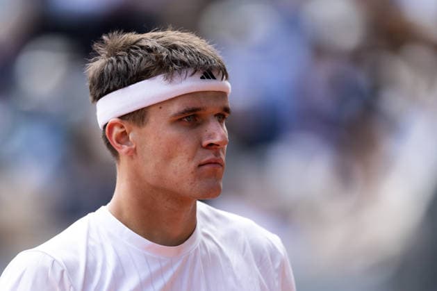 2026 French Open - Day Thirteen Jakub Mensik reacts during his semi-final men s singles match against Alexander Zverev on day 13 of the French Open tennis tournament on Court Philippe Chatrier at the Roland-Garros Complex in Paris, France. Paris France  Copyright: xIbrahimxEzzatx originalFilename:ezzat-notitle260605_np9Xz.jpg