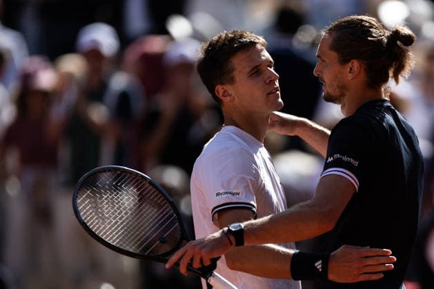 2026 French Open - Day Thirteen Jakub Mensik (left) hugs Alexander Zverev after their men s singles semi-final match on day 13 of the French Open tennis tournament on Court Philippe Chatrier at the Roland-Garros Complex in Paris, France. Paris France  Copyright: xIbrahimxEzzatx originalFilename:ezzat-notitle260605_npKWR.jpg