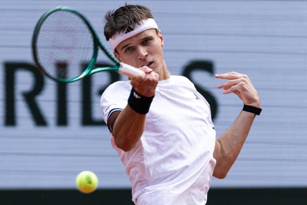 2026 French Open - Day Thirteen Jakub Mensik competes in his men s singles semi-final match against Alexander Zverev on day 13 of the French Open tennis tournament on Court Philippe Chatrier at the Roland-Garros Complex in Paris, France. Paris France  Copyright: xIbrahimxEzzatx originalFilename:ezzat-notitle260605_np4A1.jpg