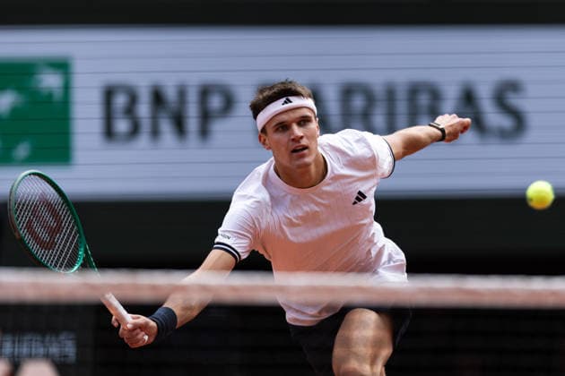 2026 French Open - Day Thirteen Jakub Mensik competes in his men s singles semi-final match against Alexander Zverev on day 13 of the French Open tennis tournament on Court Philippe Chatrier at the Roland-Garros Complex in Paris, France. Paris France  Copyright: xIbrahimxEzzatx originalFilename:ezzat-notitle260605_npP2i.jpg
