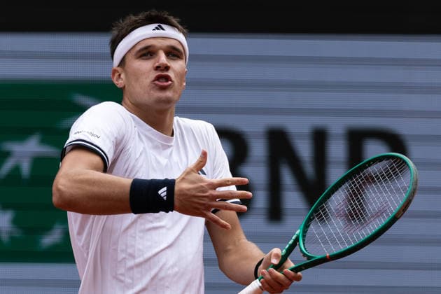 2026 French Open - Day Thirteen Jakub Mensik reacts during his semi-final men s singles match against Alexander Zverev on day 13 of the French Open tennis tournament on Court Philippe Chatrier at the Roland-Garros Complex in Paris, France. Paris France  Copyright: xIbrahimxEzzatx originalFilename:ezzat-notitle260605_npjiI.jpg