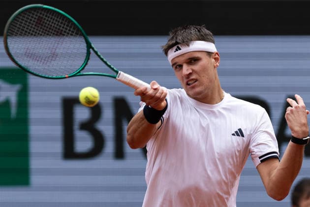 2026 French Open - Day Thirteen Jakub Mensik competes in his men s singles semi-final match against Alexander Zverev on day 13 of the French Open tennis tournament on Court Philippe Chatrier at the Roland-Garros Complex in Paris, France. Paris France  Copyright: xIbrahimxEzzatx originalFilename:ezzat-notitle260605_npnkP.jpg