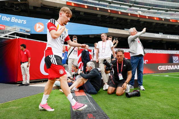 Germany prepares for a friendly match against USA Germany s Lennart Karl arrives for a training session at Soldier Field in Chicago, Illinois, USA, 05 June 2026. The United States and Germany will play their International Friendly, Länderspiel, Nationalmannschaft soccer match on 06 June. CHICAGO ILLINOIS USA  Copyright: xKAMILxKRZACZYNSKIx