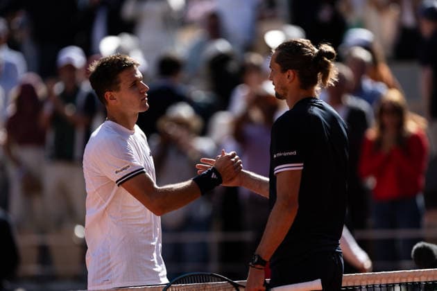 2026 French Open - Day Thirteen Jakub Mensik (left) shakes hands with Alexander Zverev after their men s singles semifinal match on day 13 of the French Open tennis tournament on Court Philippe Chatrier at the Roland-Garros Complex in Paris, France. Paris France  Copyright: xIbrahimxEzzatx originalFilename:ezzat-notitle260605_npKVk.jpg