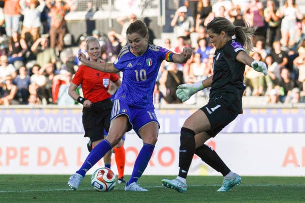 Calcio - FIFA World Cup, WM, Weltmeisterschaft, Fussball Women Photo by IPA ABACAPRESS.COM85364065 - Cristiana Girelli (Italy) shoots towards the goal against Milica Kostic (Serbia) during Women s European Qualifiers 2027 - Italy vs Serbia, FIFA World Cup match in Pisa, Italy, June 05 2026 Pisa Italy  Copyright: xIPAxSport ABACAx
