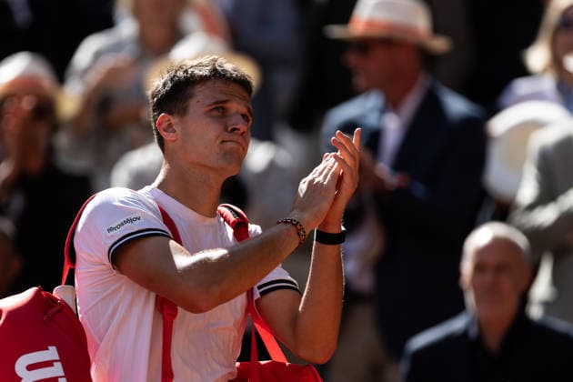 2026 French Open - Day Thirteen Jakub Mensik reacts as he leaves the court after losing his men s singles semi-final match against Alexander Zverev on day 13 of the French Open tennis tournament at Court Philippe Chatrier in the Roland-Garros Complex in Paris, France. Paris France  Copyright: xIbrahimxEzzatx originalFilename:ezzat-notitle260605_npMPb.jpg