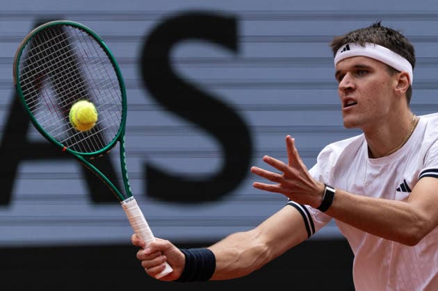 2026 French Open - Day Thirteen Jakub Mensik competes in his men s singles semi-final match against Alexander Zverev on day 13 of the French Open tennis tournament on Court Philippe Chatrier at the Roland-Garros Complex in Paris, France. Paris France  Copyright: xIbrahimxEzzatx originalFilename:ezzat-notitle260605_npnpn.jpg