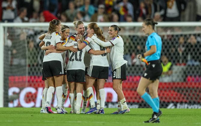 GER, Cologne, Germany vs. Norway, international match, football, FIFA, 2026 2027 season, World Cup qualification, Rhein Energie Stadium, 5 matchday in the picture Cheers, joy and emotions at the German womens national team, after the 2 0 victory by goals the DFB eleven and team is qualified for the World Cup in Brazil DFB DFL REGULATIONS PROHIBIT ANY USE OF PHOTOGRAPHS AS IMAGE SEQUENCES AND OR QUASI VIDEO, 05 06 2026 Copyright: HMBxMedia HendrikxHamelau