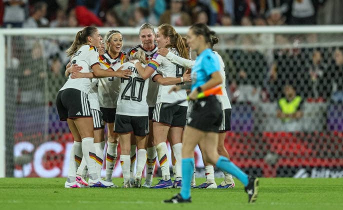 GER, Cologne, Germany vs. Norway, international match, football, FIFA, 2026 2027 season, World Cup qualification, Rhein Energie Stadium, 5 matchday in the picture Cheers, joy and emotions at the German womens national team, after the 2 0 victory by goals the DFB eleven and team is qualified for the World Cup in Brazil DFB DFL REGULATIONS PROHIBIT ANY USE OF PHOTOGRAPHS AS IMAGE SEQUENCES AND OR QUASI VIDEO, 05 06 2026 Copyright: HMBxMedia HendrikxHamelau