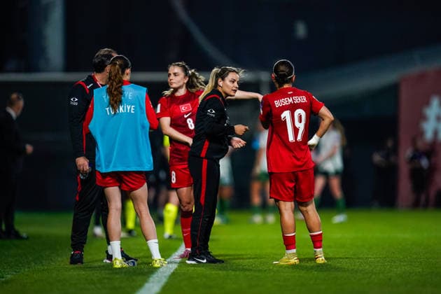 Turkey v Norhern Ireland - FIFA Women s World Cup 2027 Qualifier Busem Seker of Turkey speaks with an assistant coach during the 2027 FIFA Women s World Cup Qualifier between Turkey and Northern Ireland at Pendik Stadium on June 5, 2026, in Istanbul, Turkey. Istanbul Istanbul Turkey  Copyright: xYagizxGurtugx originalFilename:gurtug-turkiyev260605_npL7V.jpg