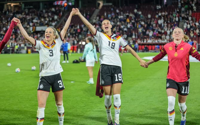 GER, Cologne, Germany vs. Norway, international match, football, FIFA, 2026 2027 season, World Cup qualification, Rhein Energie Stadion, 5 matchday in the picture Cheers, joy and emotions for the German womens national team, after the 2 0 victory by goals, the DFB eleven and team are qualified for the World Cup in Brazil, Kathrin Hendrich Germany Women , Klara Bühl Germany , Lea Schüller Germany Women 11 DFB DFL REGULATIONS PROHIBIT ANY USE OF PHOTOGRAPHS AS IMAGE SEQUENCES AND OR QUASI VIDEO, 05 06 2026 Copyright: HMBxMedia HendrikxHamelau