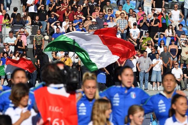 IPA85372008 - Fan of Italy shows Italian flag during national anthem during Qualifiers - Italy vs Serbia, FIFA World Cup, WM, Weltmeisterschaft, Fussball match in Pisa, Italy, June 05 2026  Copyright: xGabrielexMasotti IPAxSportx xx 85372008