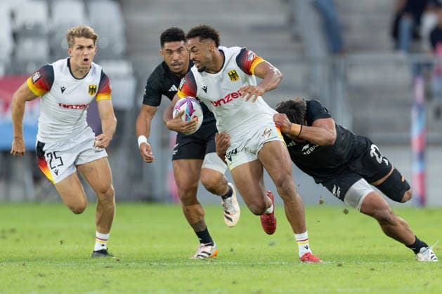 Neuseeland - Deutschland, SVNS Rugby World Championship, WM, Weltmeisterschaft Rob Rush (Neuseeland) tacklet Makonnen Amekuedi (Deutschland, 60), links im Hintergrund Michael Goedeke (Deutschland, 25) und Ngarohi McGarvey-Black (Neuseeland). Zweites Gruppenspiel der deutschen Mannschaft gegen die All Blacks Sevens aus Neuseeland. Drittes Turnier der SVNS World Championship, Siebener-Rugby WM vom 5. bis 7. Juni 2026 in Bordeaux (Frankreich). Tag 1, Gruppenspiele am 5. Juni 2026., Bordeaux Region Nouvelle-Aquitaine Frankreich Stade Atlantique *** New Zealand Germany, SVNS Rugby World Championship Rob Rush New Zealand tackle Makonnen Amekuedi Germany, 60 , left background Michael Goedeke Germany, 25 and Ngarohi McGarvey Black New Zealand Second group match of the German team against the All Blacks Sevens from New Zealand Third tournament of the SVNS World Championship, Sevens Rugby World Cup from June 5 to 7, 2026 in Bordeaux France Day 1, group matches on June 5, 2026 , Bordeaux Region Nouvelle Aquitaine France Stade Atlantique