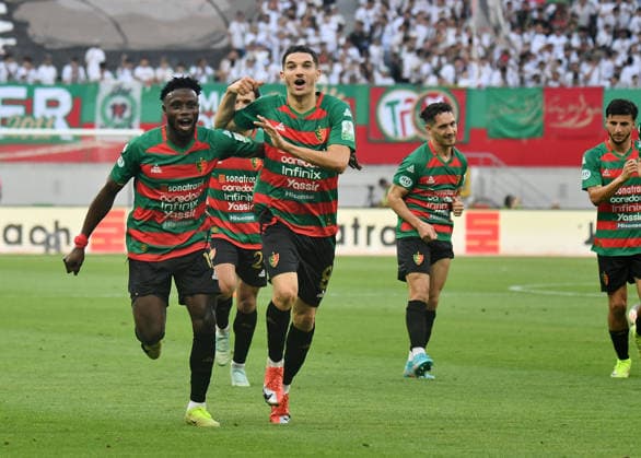 MC Alger Celebrent le Trophee de championnat d Algerie 25 26 Les joueurs du MC Alger celebrent lors de la ceremonie de remise de Trophe de championnat d Algerie 25 26 (Photo By Ohtmane APP) Alger Algeria Copyright: xAlgÃ riexPressexPhotosxAPPxOhtmanex xAPPx FGP_1246.jpeg
