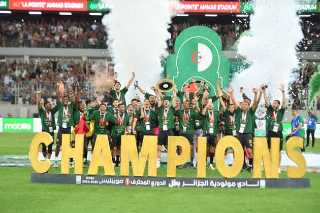 MC Alger Celebrent le Trophee de championnat d Algerie 25 26 Les joueurs du MC Alger celebrent lors de la ceremonie de remise de Trophe de championnat d Algerie 25 26 (Photo By Ohtmane APP) Alger Algeria Copyright: xAlgÃ riexPressexPhotosxAPPxOhtmanex xAPPx FGP_1720.jpeg