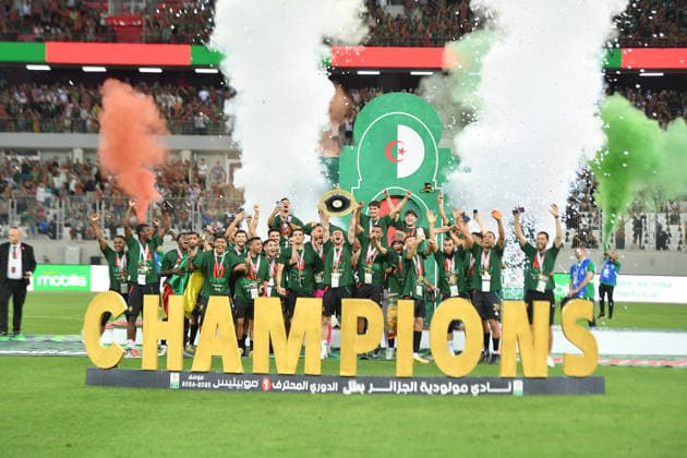 MC Alger Celebrent le Trophee de championnat d Algerie 25 26 Les joueurs du MC Alger celebrent lors de la ceremonie de remise de Trophe de championnat d Algerie 25 26 (Photo By Ohtmane APP) Alger Algeria Copyright: xAlgÃ riexPressexPhotosxAPPxOhtmanex xAPPx FGP_1725.jpeg