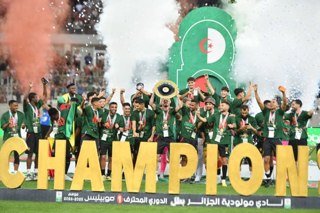 MC Alger Celebrent le Trophee de championnat d Algerie 25 26 Les joueurs du MC Alger celebrent lors de la ceremonie de remise de Trophe de championnat d Algerie 25 26 (Photo By Ohtmane APP) Alger Algeria Copyright: xAlgÃ riexPressexPhotosxAPPxOhtmanex xAPPx FGP_1731.jpeg