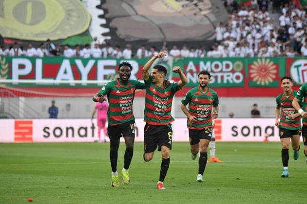 MC Alger Celebrent le Trophee de championnat d Algerie 25 26 Les joueurs du MC Alger celebrent lors de la ceremonie de remise de Trophe de championnat d Algerie 25 26 (Photo By Ohtmane APP) Alger Algeria Copyright: xAlgÃ riexPressexPhotosxAPPxOhtmanex xAPPx FGP_1231.jpeg