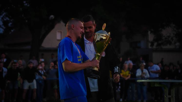 Soccer, Men, Season 2025 2026, Landesliga Süd Brandenburg, Matchday 29, FSV 63 Luckenwalde II vs SG Phönix Wildau, Friday 05 06 2026, Sportplatz am Baruther Tor Luckenwalde, In the picture Justin Ullmann receives the trophy Brandenburg Germany