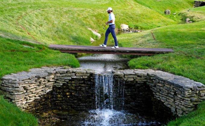 DUBLIN, OH - JUNE 05: PGA, Golf Herren golfer Cameron Young walks across a bridge on the 17th hole on June 5, 2026 during the second round of the Memorial Tournament presented by Workday at Muirfield Village Golf Club in Dublin, Ohio. (Photo by Brian Spurlock Icon Sportswire) GOLF: JUN 05 PGA the Memorial Tournament presented by Workday EDITORIAL USE ONLY Icon26060514