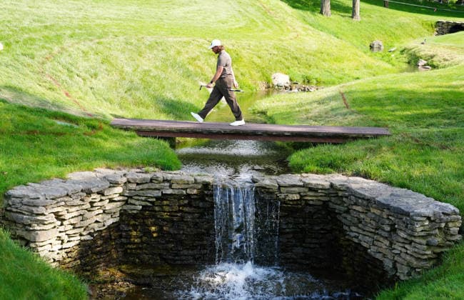 DUBLIN, OH - JUNE 05: PGA, Golf Herren golfer Tommy Fleetwood walks across a bridge on the 17th hole on June 5, 2026 during the second round of the Memorial Tournament presented by Workday at Muirfield Village Golf Club in Dublin, Ohio. (Photo by Brian Spurlock Icon Sportswire) GOLF: JUN 05 PGA the Memorial Tournament presented by Workday EDITORIAL USE ONLY Icon26060516