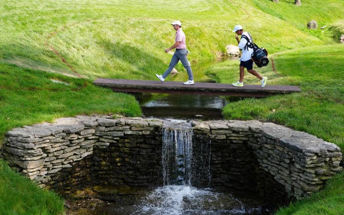 DUBLIN, OH - JUNE 05: PGA, Golf Herren golfer Rory McIlroy walks across a bridge on the 17th hole on June 5, 2026 during the second round of the Memorial Tournament presented by Workday at Muirfield Village Golf Club in Dublin, Ohio. (Photo by Brian Spurlock Icon Sportswire) GOLF: JUN 05 PGA the Memorial Tournament presented by Workday EDITORIAL USE ONLY Icon26060517