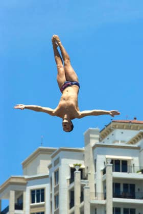 June 5, 2026, St Petersburg, Florida, USA: Framed by the St Petersburg skyline, Great Britain s AIDAN HESLOP executes a high-precision dive from the 27-meter platform at the St. Pete Pier during Stop 2 of the Red Bull Cliff Diving World Series. St Petersburg USA - ZUMAd225 20260605_znp_d225_004 Copyright: xZoraidaxDiazx