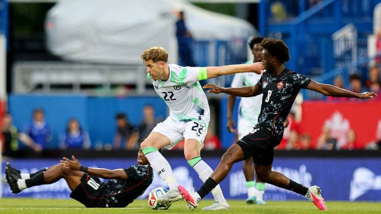 Fußball, Testspiel, Kanada - Irland International Friendly, Länderspiel, Nationalmannschaft Stade Saputo, MontrÃ Nathan Collins is tackled by IsmaÃ«l KonÃ 6 6 2026  Copyright: x INPHO RyanxByrnex RB1_9003