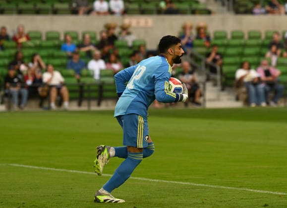 AUSTIN, TX - June 05: Saudi Arabia goalie Ahmed Alkassar makes a save during International Friendly, Länderspiel, Nationalmannschaft between Saudi Arabia and Puerto Rico on June 5, 2026 at Q2 Stadium in Austin, TX. (Photo by John Rivera Icon Sportswire) SOCCER: JUNE 05 International Friendly Saudi Arabia vs. Puerto Rico EDITORIAL USE ONLY Icon426260605002