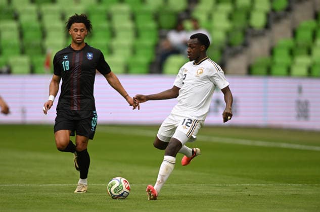 AUSTIN, TX - June 05: Saudi Arabia defender Saud Abdulhamid (12) launches a pass as Puerto Rico player Jaden Servania (19) looks on during International Friendly, Länderspiel, Nationalmannschaft between Saudi Arabia and Puerto Rico on June 5, 2026 at Q2 Stadium in Austin, TX. (Photo by John Rivera Icon Sportswire) SOCCER: JUNE 05 International Friendly Saudi Arabia vs. Puerto Rico EDITORIAL USE ONLY Icon426260605014