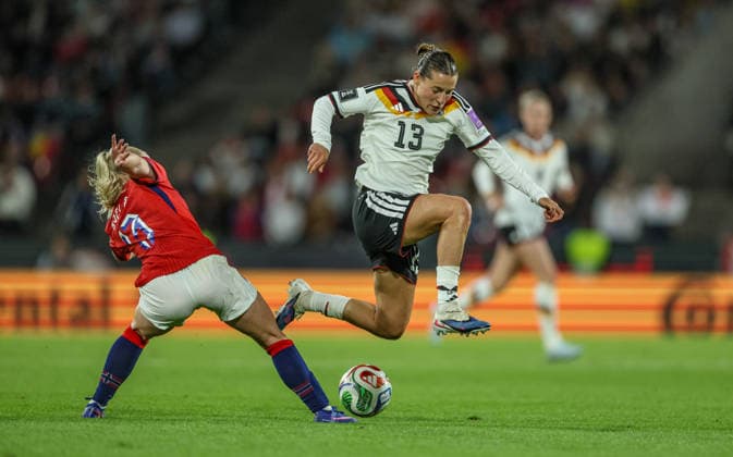 GER, Cologne, Germany vs Norway, International match, Football, FIFA, 2026 2027 season, World Cup Qualification, Rhein Energie Stadion, 5 Matchday in picture f l Thea Bjelde Norway Women 13 , Carlotta Wamser Germany Women 13 , duel DFB DFL REGULATIONS PROHIBIT ANY USE OF PHOTOGRAPHS AS IMAGE SEQUENCES AND OR QUASI VIDEO, 05 06 2026 Copyright: HMBxMedia HendrikxHamelau