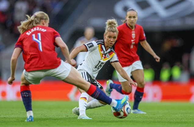 GER, Cologne, Germany vs Norway, International match, Football, FIFA, 2026 2027 season, World Cup Qualification, Rhein Energie Stadium, 5 Matchday in picture f l Julie Blatstad Norway , Linda Dallmann Germany Women 16 DFB DFL REGULATIONS PROHIBIT ANY USE OF PHOTOGRAPHS AS IMAGE SEQUENCES AND OR QUASI VIDEO, 05 06 2026 Copyright: HMBxMedia HendrikxHamelau