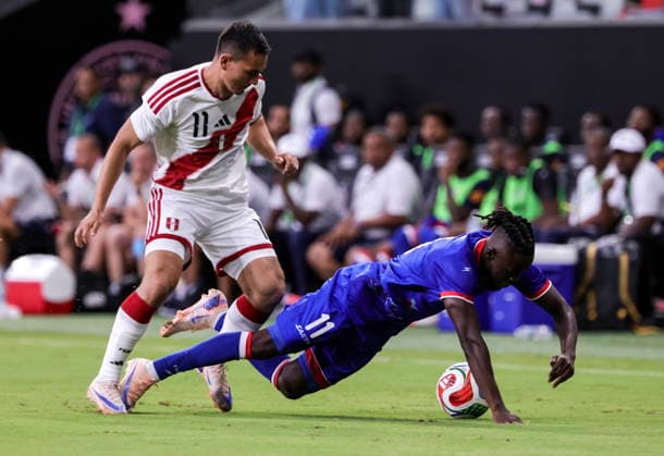 International soccer friendly - Haiti vs Peru Peru s Jairo Velez (L) in action against Haiti s Louicius Deedson during the International soccer friendly between Haiti and Peru in Miami, Florida, USA, 05 June 2026. MIAMI FLORIDA United States  Copyright: xCRISTOBALxHERRERA-ULASHKEVICHx