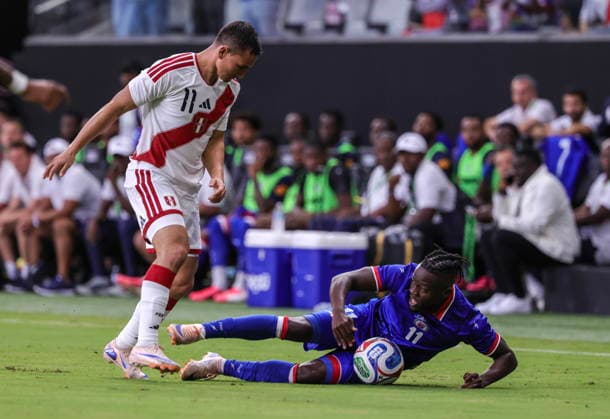 International soccer friendly - Haiti vs Peru Peru s Jairo Velez (L) in action against Haiti s Louicius Deedson during the International soccer friendly between Haiti and Peru in Miami, Florida, USA, 05 June 2026. MIAMI FLORIDA United States  Copyright: xCRISTOBALxHERRERA-ULASHKEVICHx