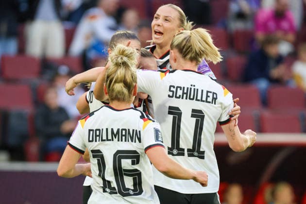Cologne, Germany 05 06 2026 World Cup qualifier Germany vs Norway In the picture, goal scorer and debutant Marie Müller Mueller Germany , hidden, scores the 1-0 goal for Germany and cheers with her teammates Copyright: HMBxMedia MadeleinexFantini