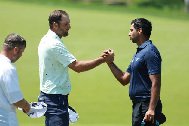 The Memorial Tournament DUBLIN, OHIO - JUNE 05: Scottie Scheffler (L) shakes hands with Aaron Rai (R) after completing the 18th hole during the second round of The Memorial Tournament presented by Workday at Muirfield Village Golf Club in Dublin, Ohio, USA on Friday, June 5, 2026. Dublin Ohio United States  Copyright: xJorgexLemusx originalFilename:lemus-thememor260605_npwQD.jpg